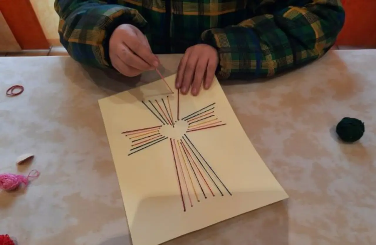 Florian stickt mit der Nadel ein Kreuz (c) Doreen Köhler