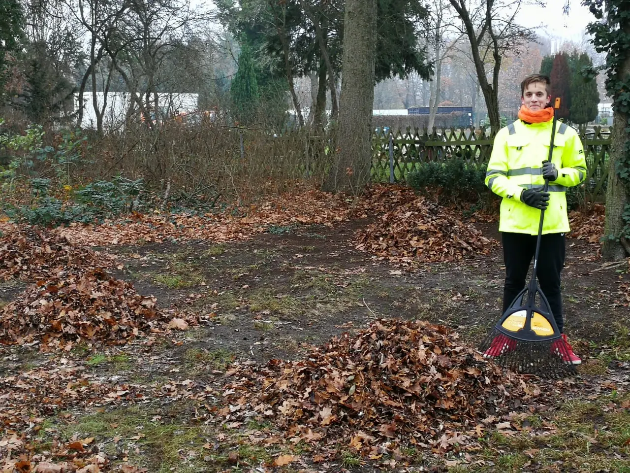 Der Pfarrgarten wird vom Laub befreit (c) Christian Weißflog