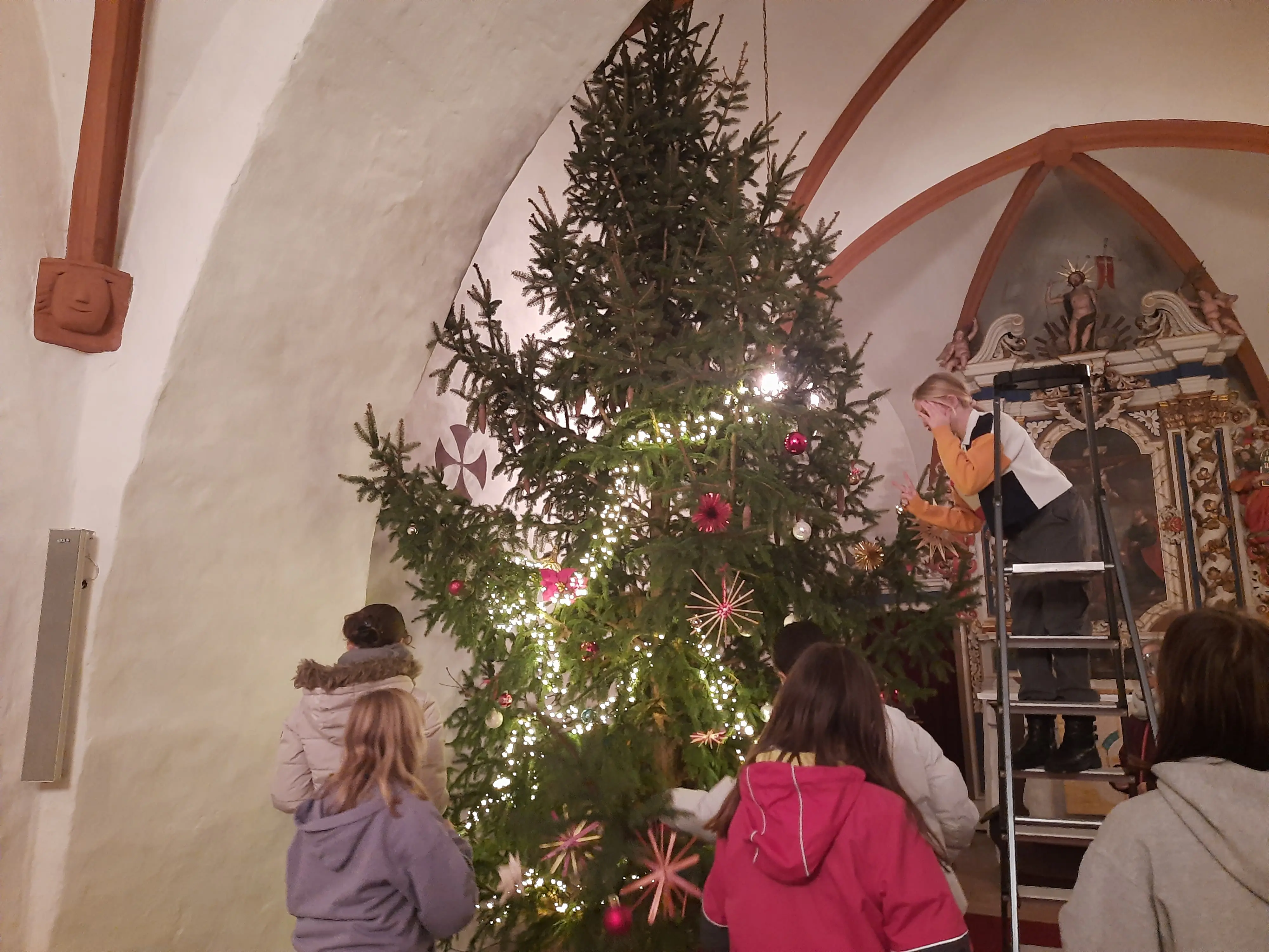 Weihnachtsbaumschmücken in der Klosterfelder Kirche, Dezember 2023