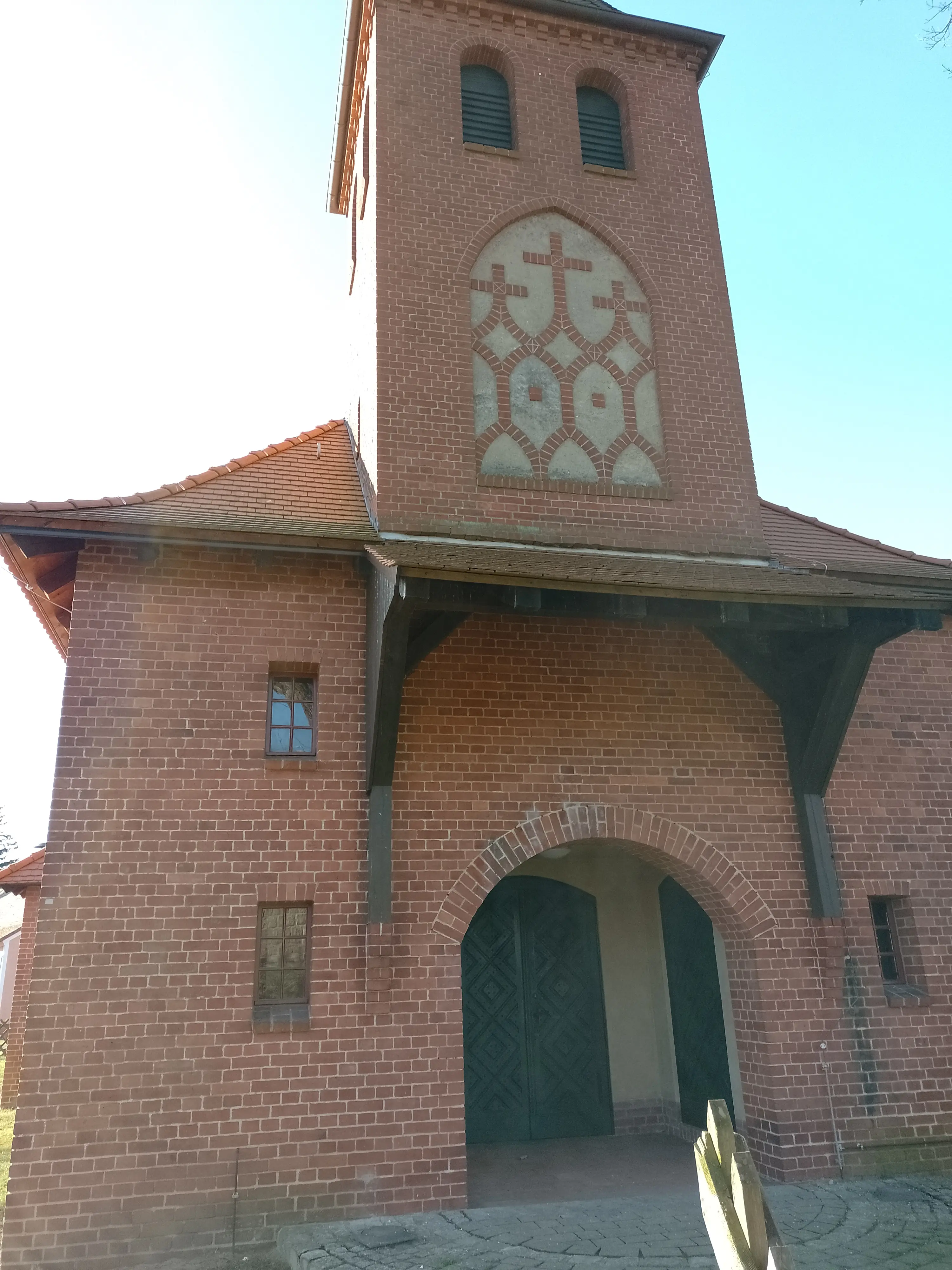 Eingangsportal der Kirche