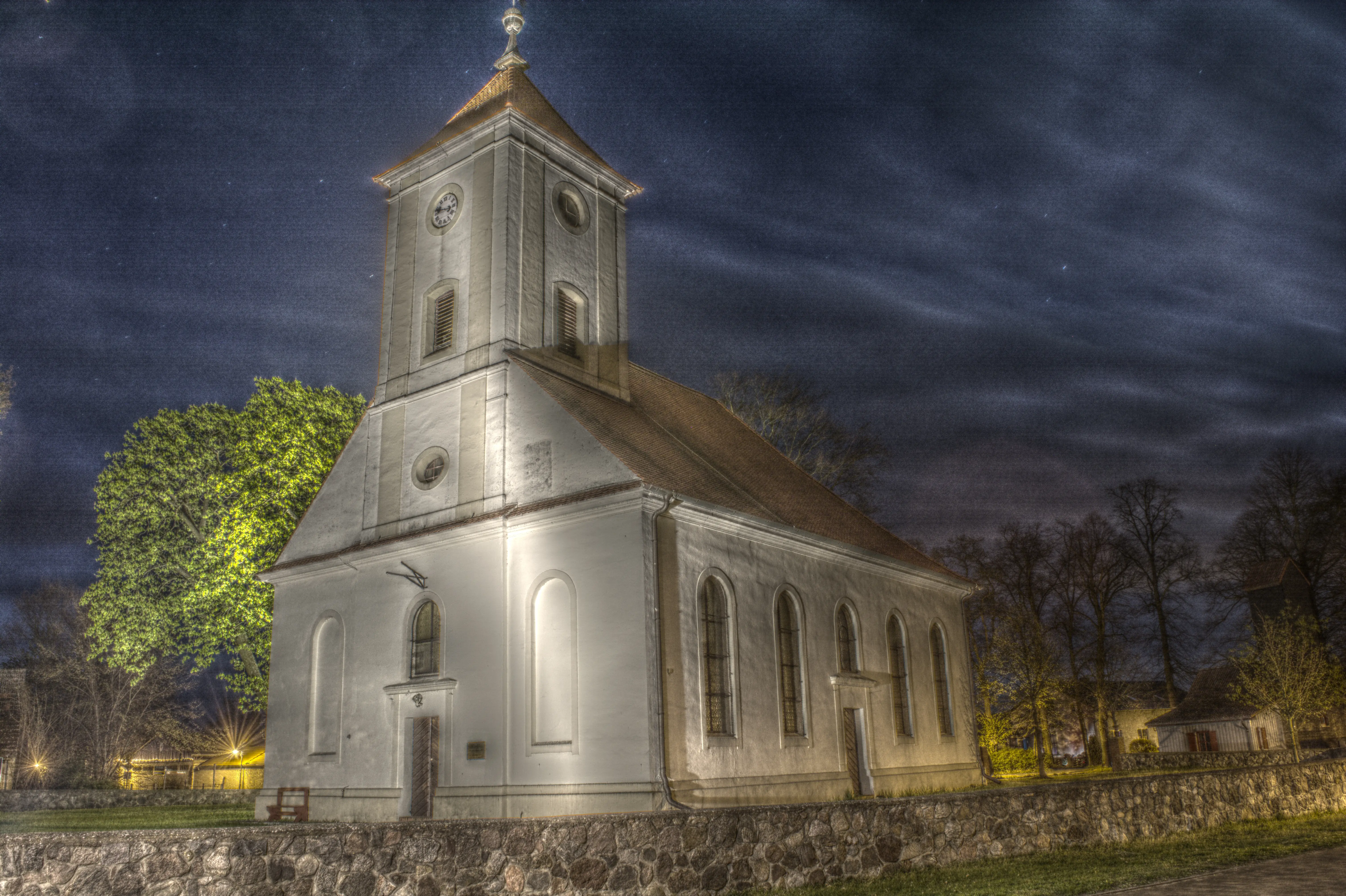 Kirche bei Nacht